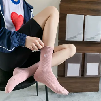Весенне-осенние модные Простые носки для девочек с вышитыми буквами Ярких цветов, дышащие хлопчатобумажные носки в Корейском стиле